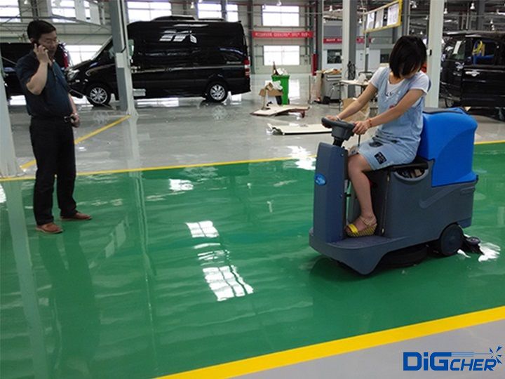 洗地（dì）機在工廠車間作業