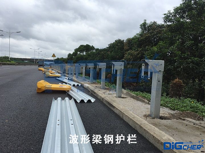 波(bō)形(xíng)梁鋼護欄