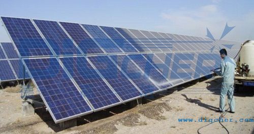 人工手持高壓(yā)水槍衝洗(xǐ)太陽能電池板