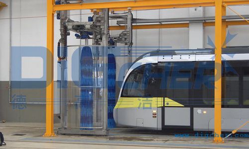 德（dé）高潔有軌電車側麵（miàn）刷洗係統